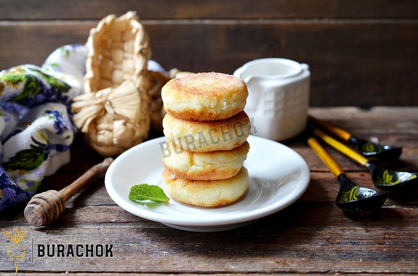 Пухкі сирники з манкою на сковороді