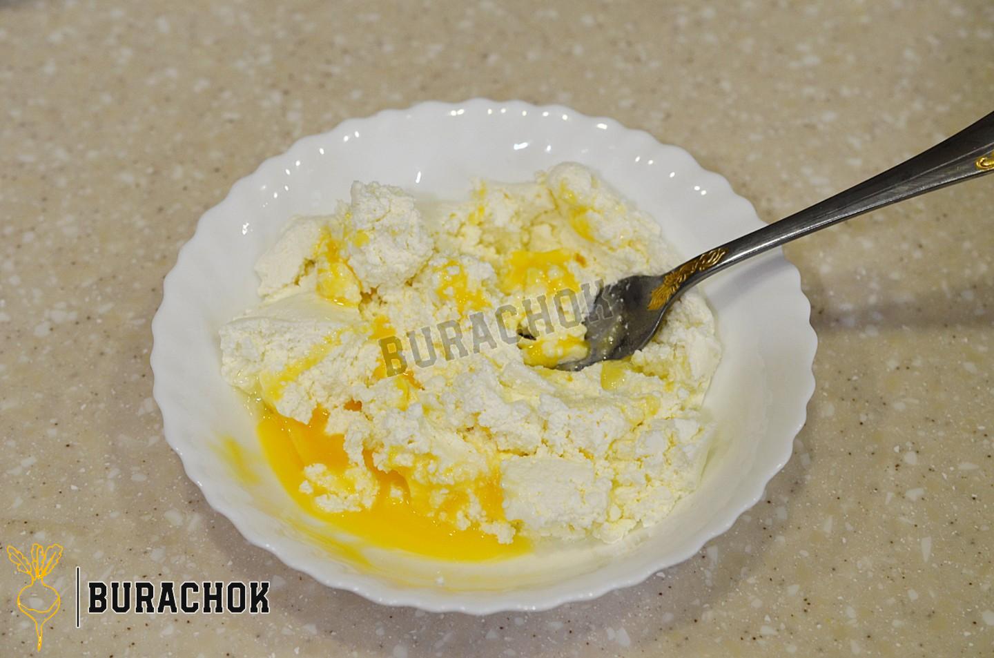 Пухкі сирники з манкою на сковороді
