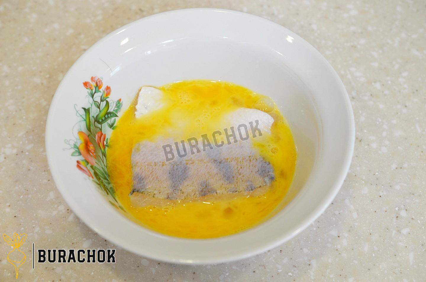 Риба в клярі на сковороді