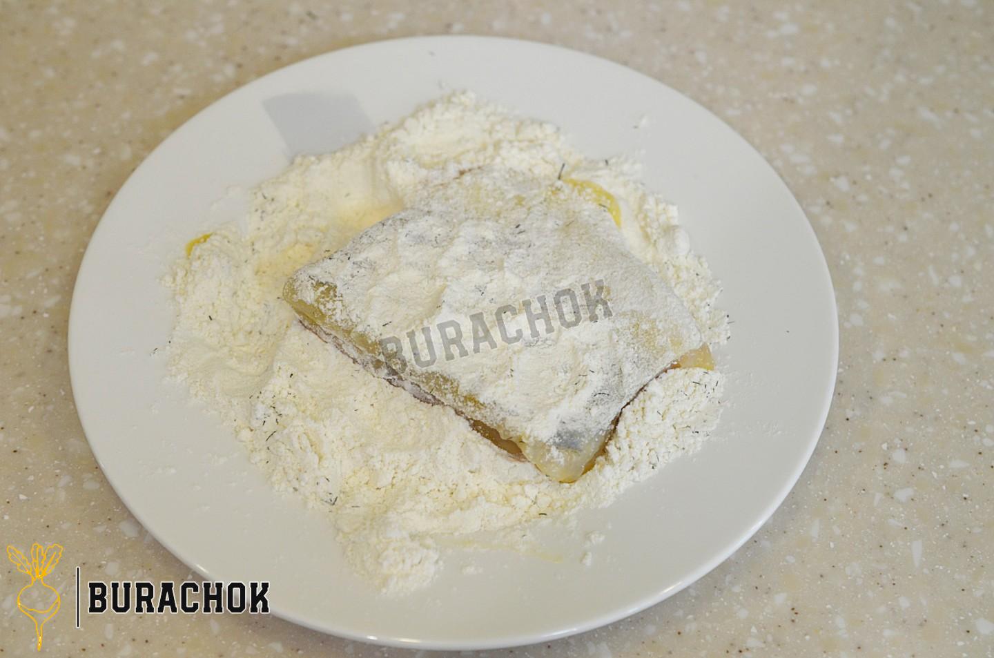 Риба в клярі на сковороді