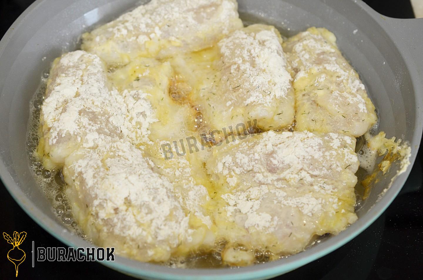 Риба в клярі на сковороді
