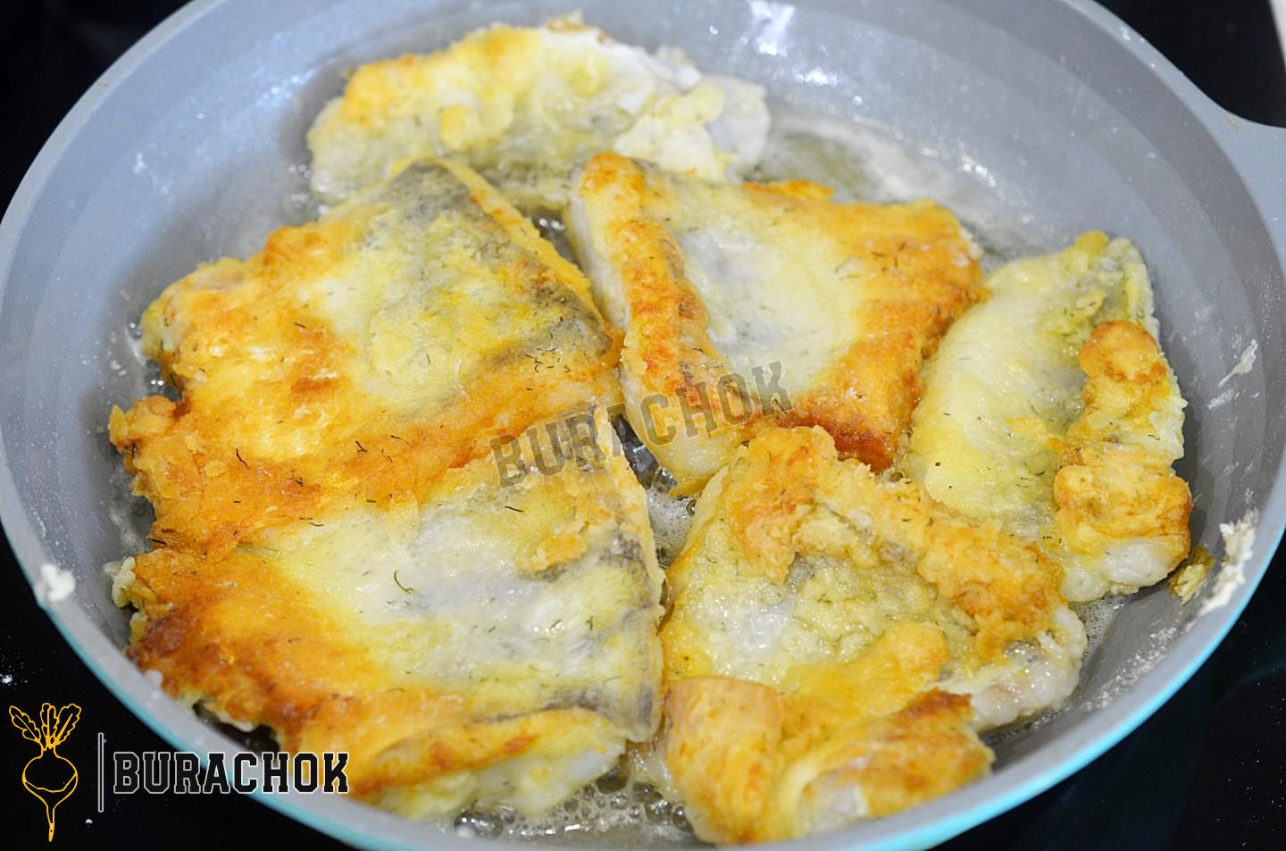 Риба в клярі на сковороді
