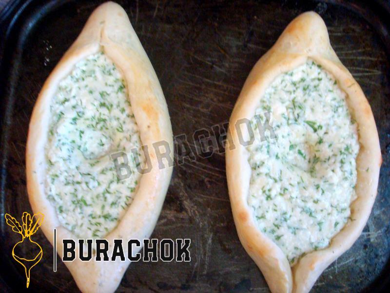 Хачапурі по-аджарськи з яйцем