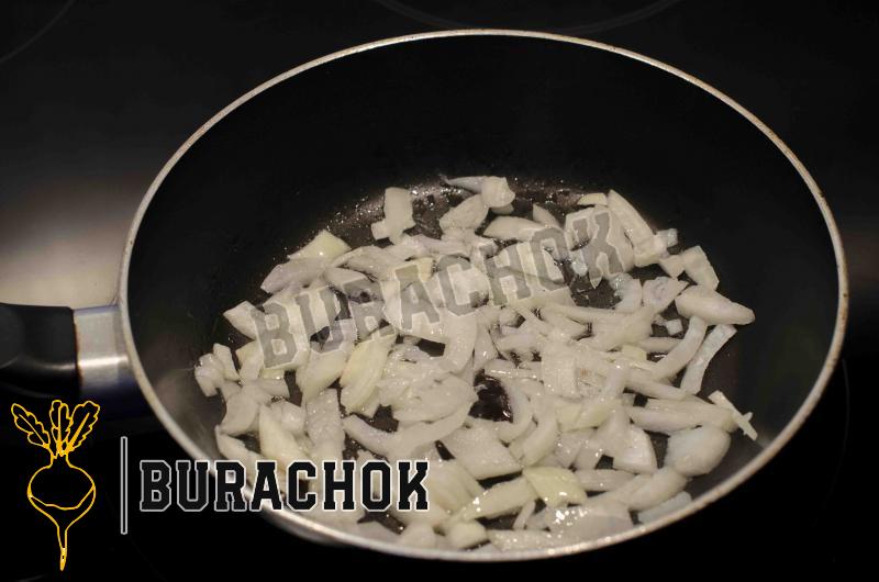 Вегетаріанський борщ без м'яса з квасолею та грибами