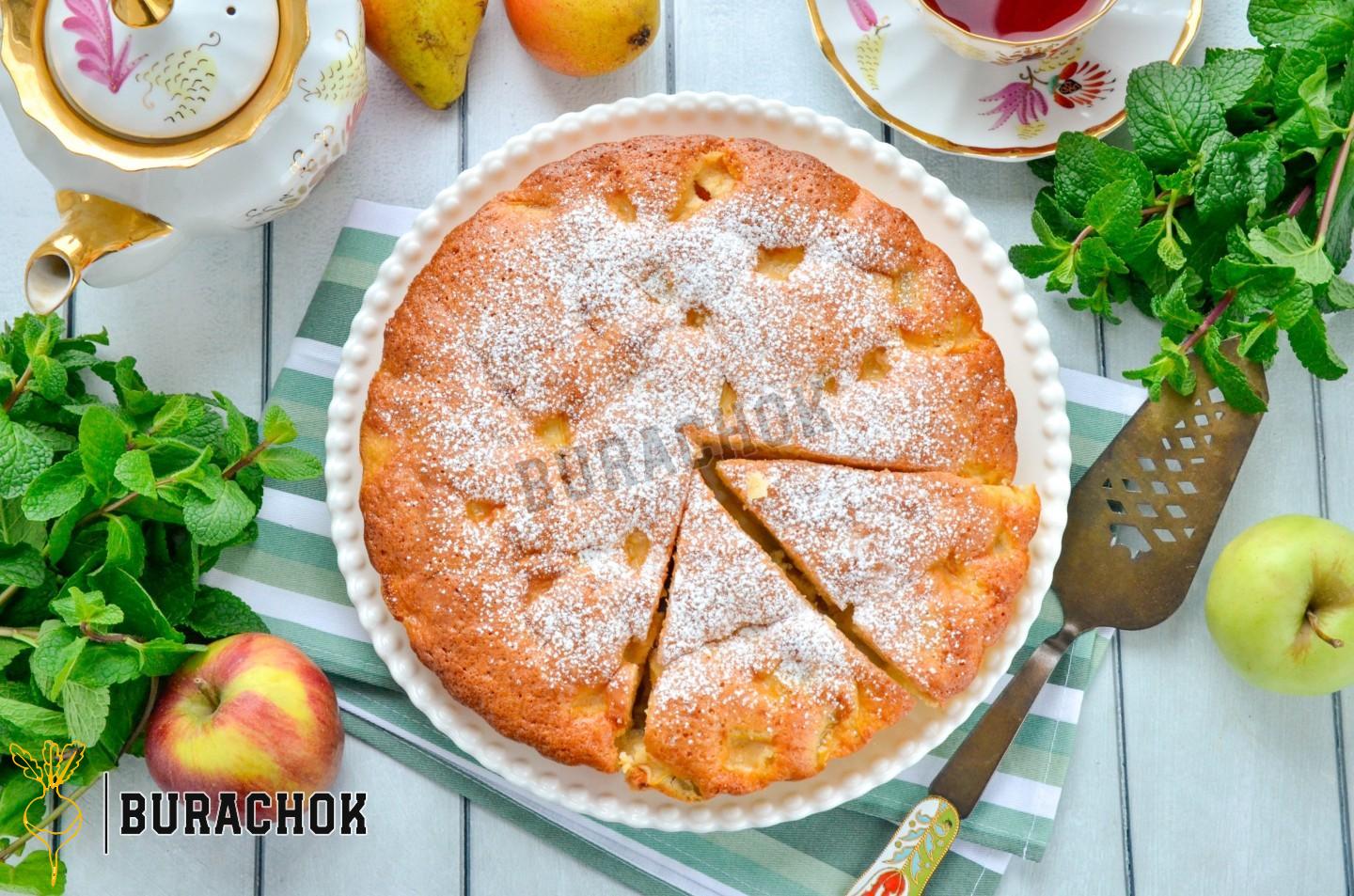 Шарлотка з яблуками та грушами в духовці